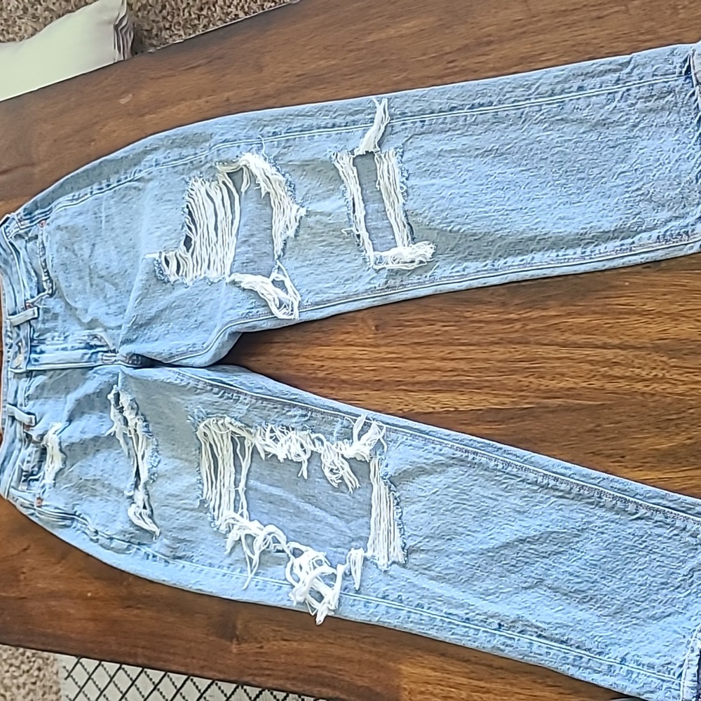 American Eagle Outfitters Hi-Rise Mom Jean